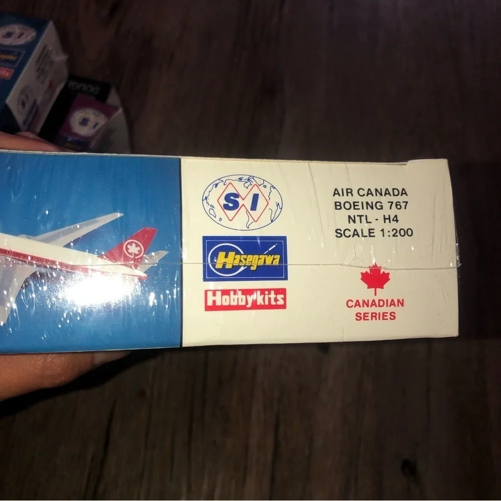 Vtg 80s Hasegawa Air Canada Boeing 767 1:200 Scale Canadian Series Model Plane - Picture 5 of 5